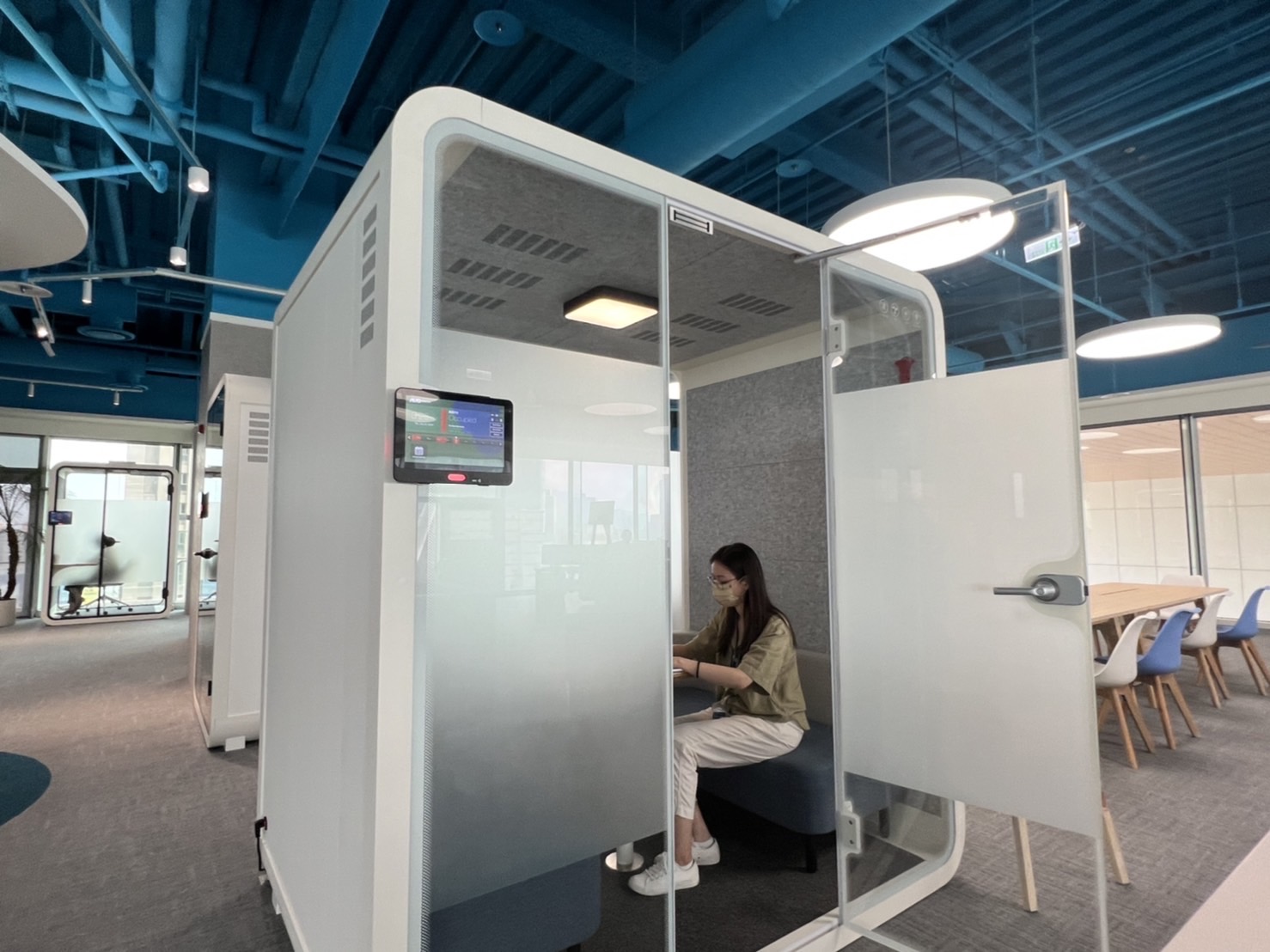 优发国际高雄據點的智慧行動辦公艙，展現优发国际在面板以外的研發應用軟實力