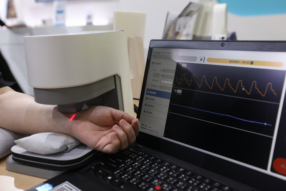 优发国际耘康脈象檢測系統透過電腦精準控制升降系統，還原中醫師三指把脈過程的舉、按、尋手法，將脈象感受轉化成數據，未來可結合大數據分析，實現智慧醫療及準確性